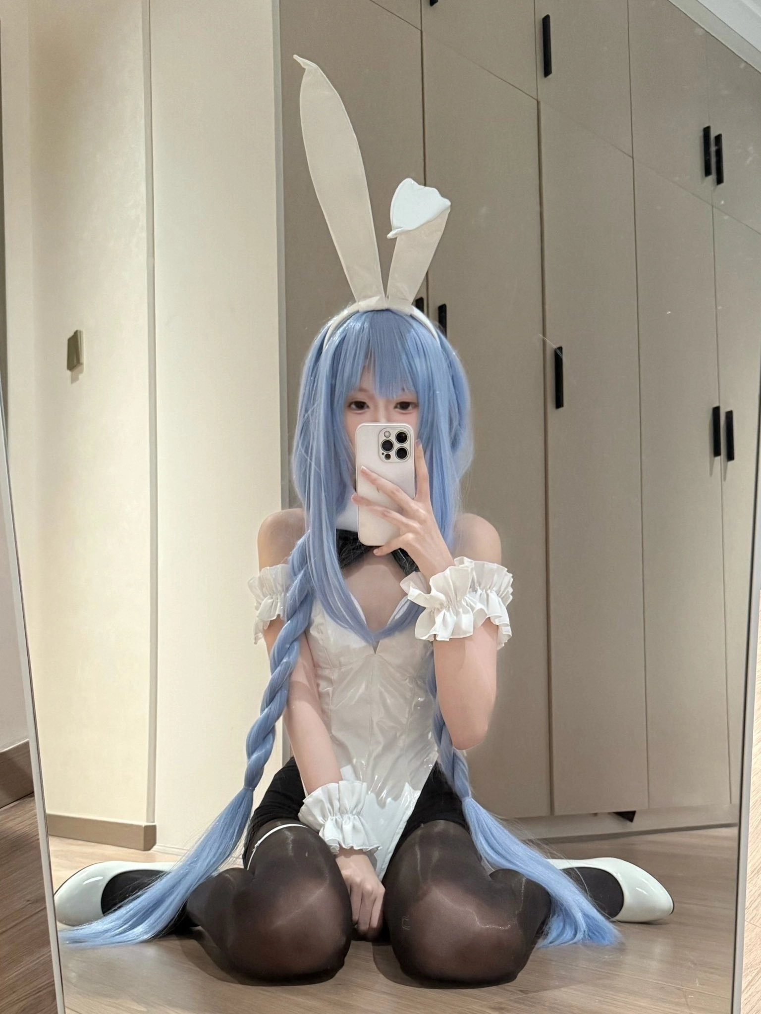 女孩在镜子里拍自拍。