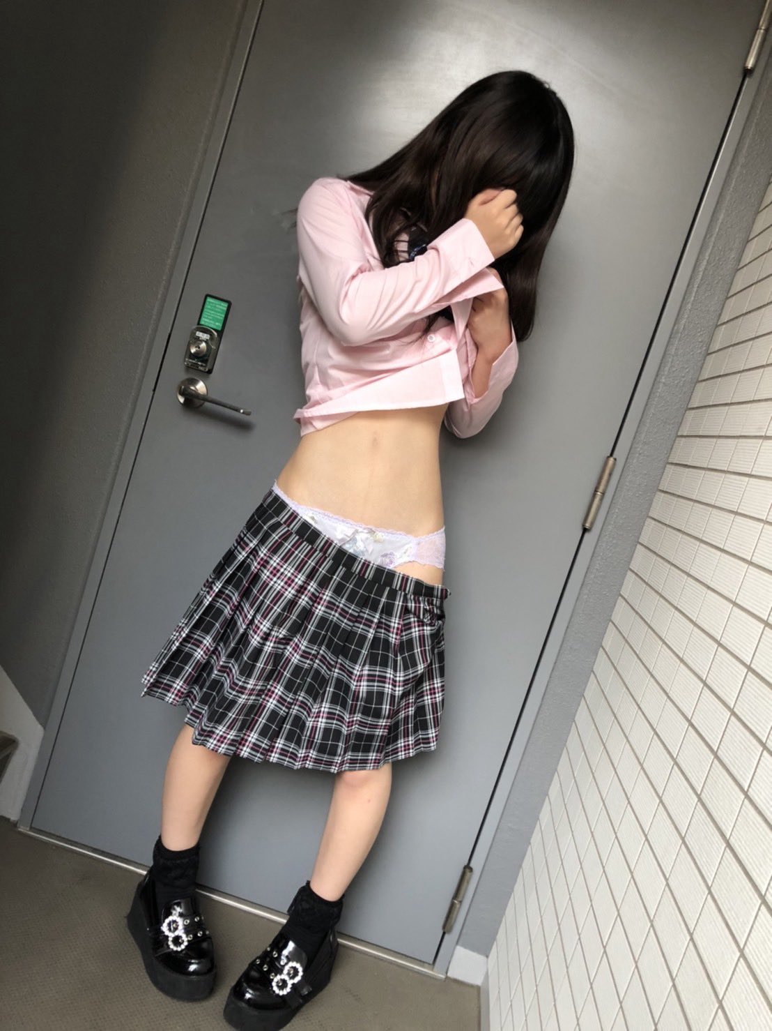 女人穿着粉红色的衬衫和一个的裙子。