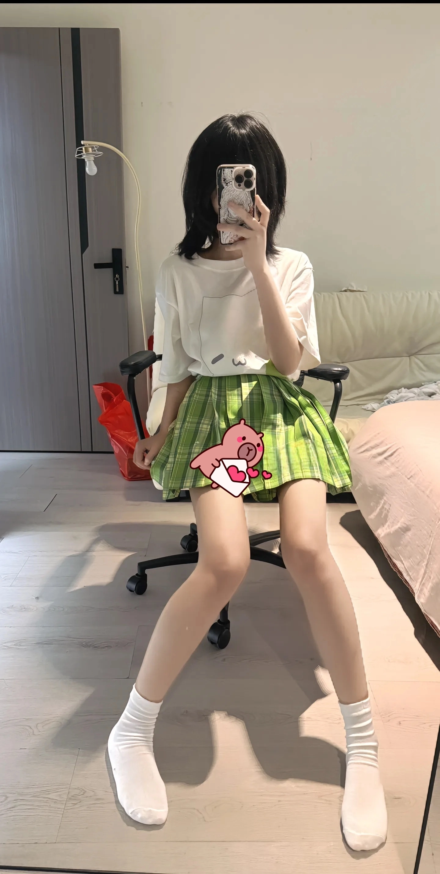 女人坐在椅子上,拍了一张自拍。