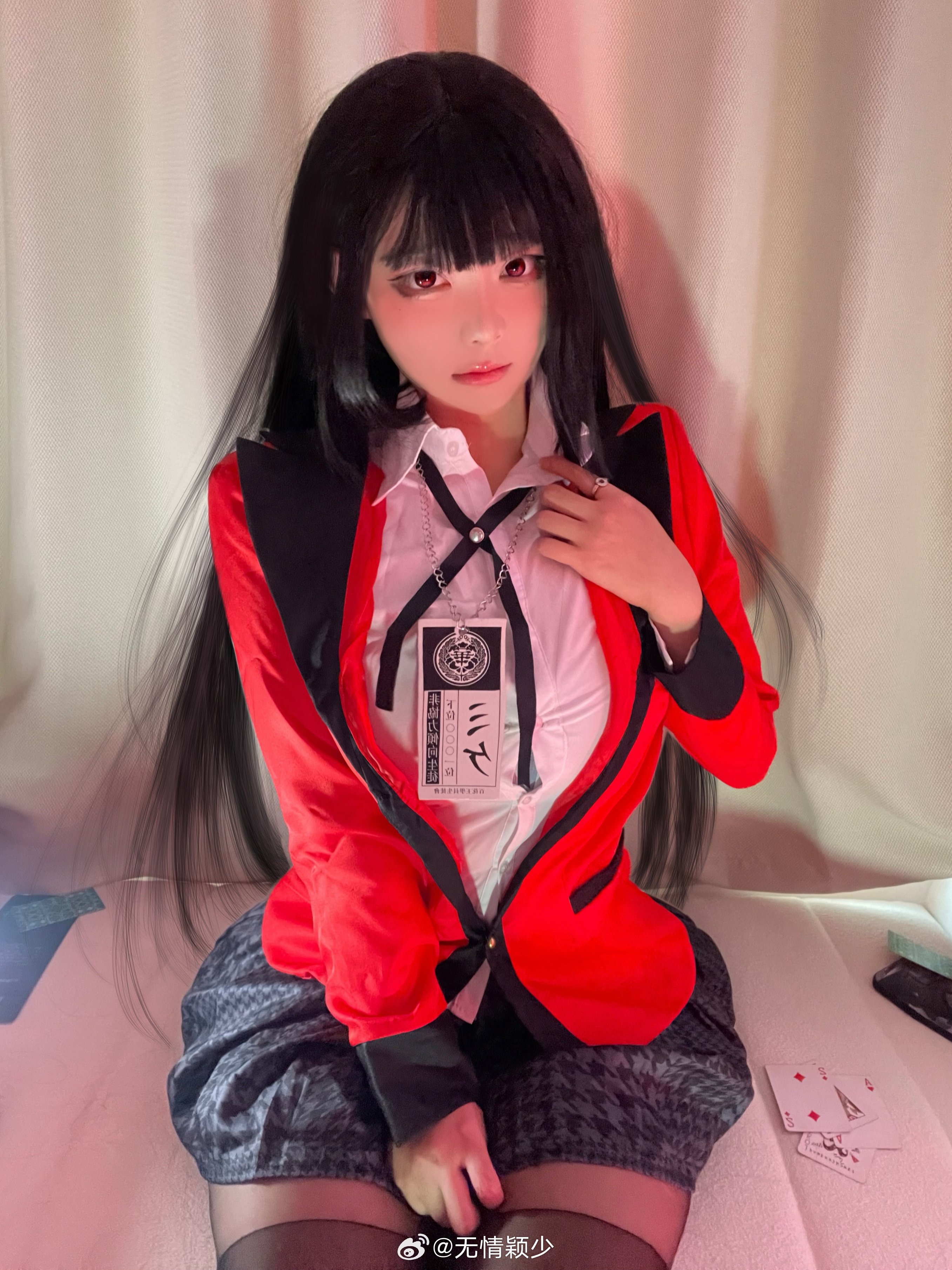 穿着红色夹克和黑色头发的女人。