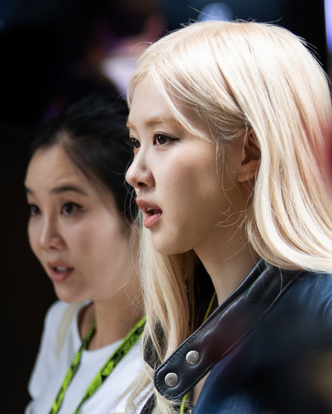 两个女人有金发,穿着白衬衫,另一个穿着黑色夹克。