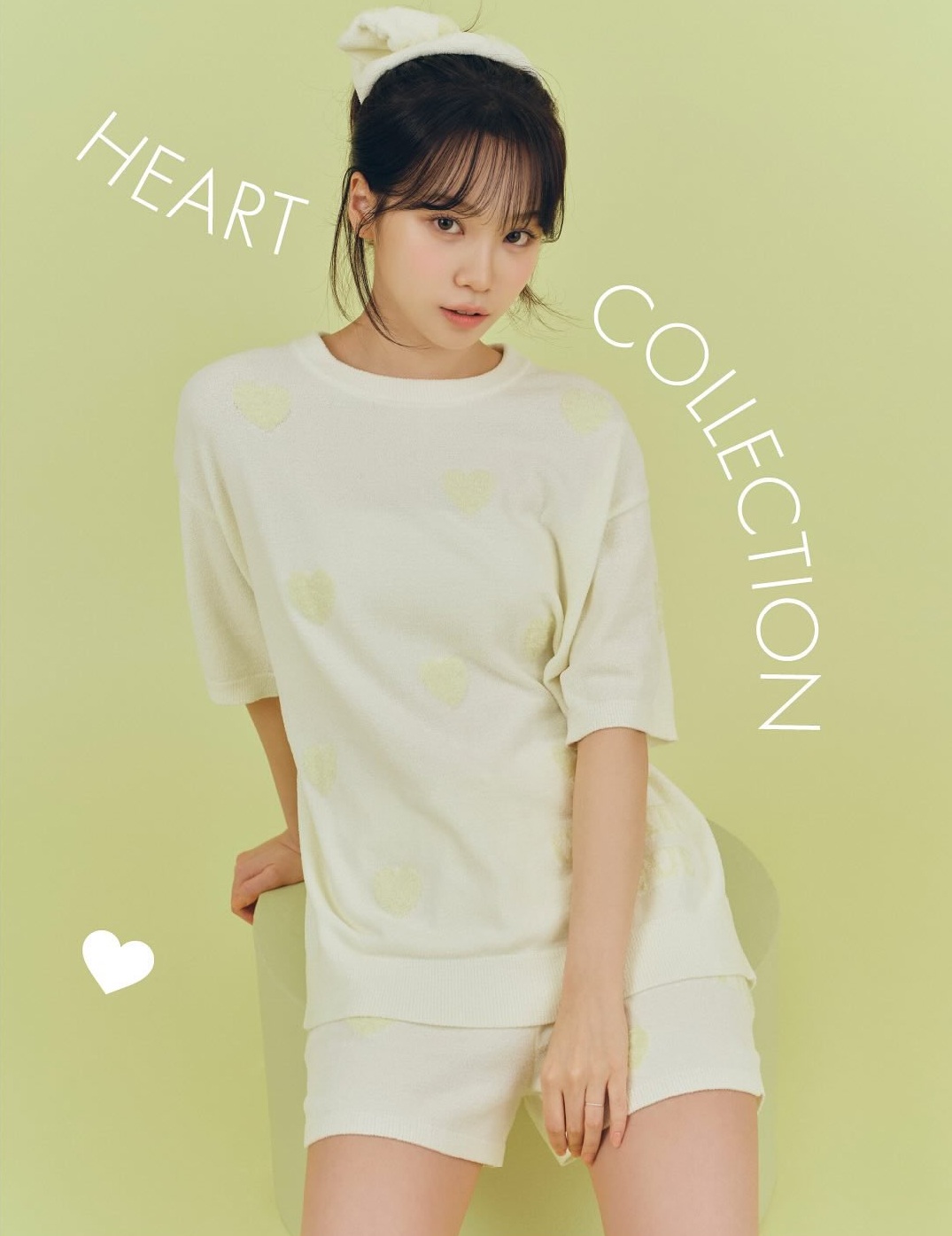 女人穿着一件白色的衬衫,上面有心脏。