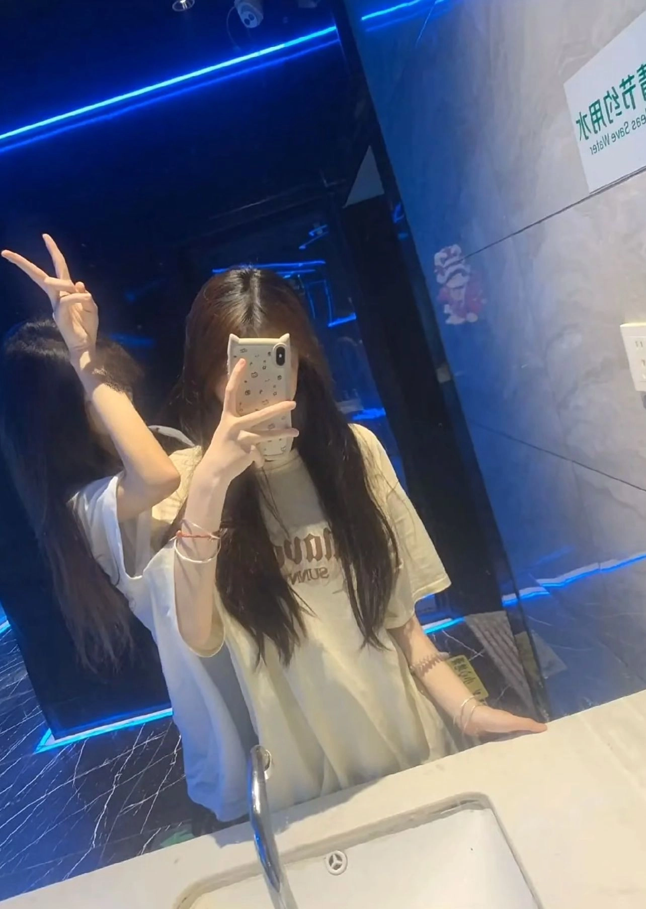 两个女孩在镜子里拍自拍