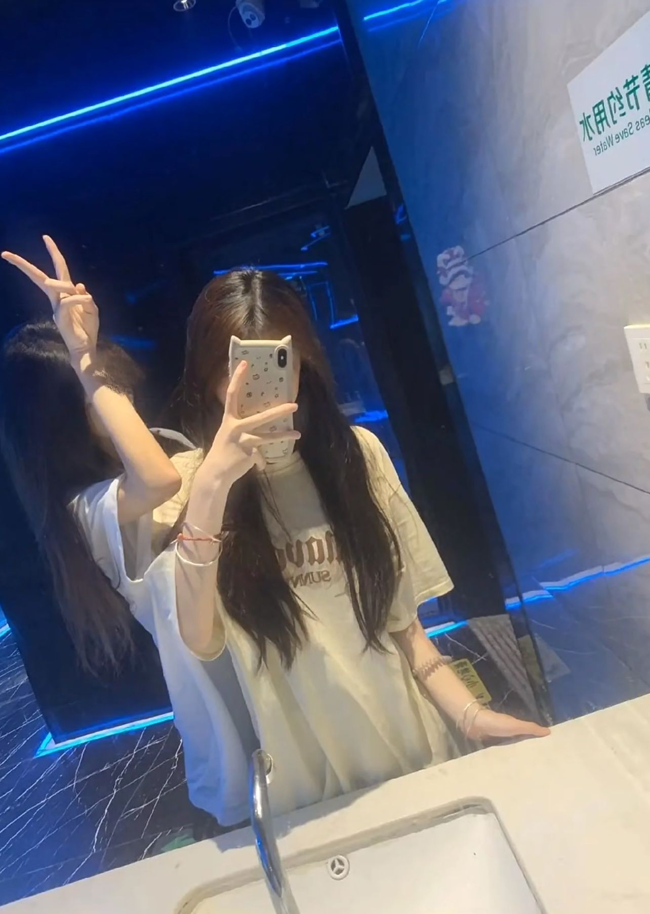 两个女孩在镜子里拍自拍