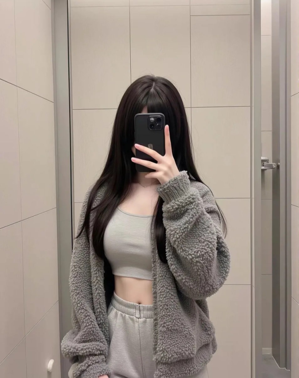 女人在浴室里拍个自拍。