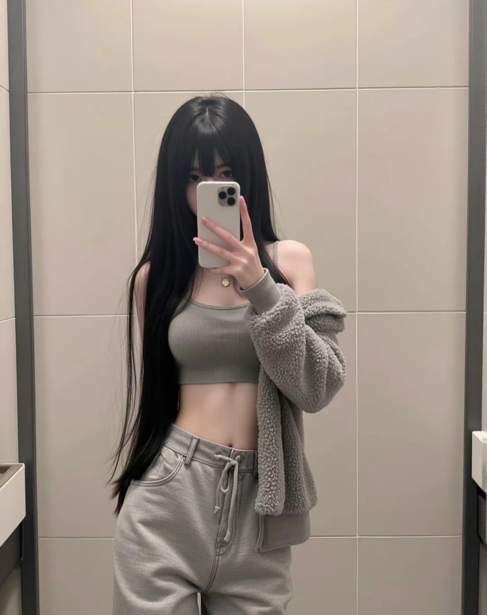 女人在浴室里拍个自拍。