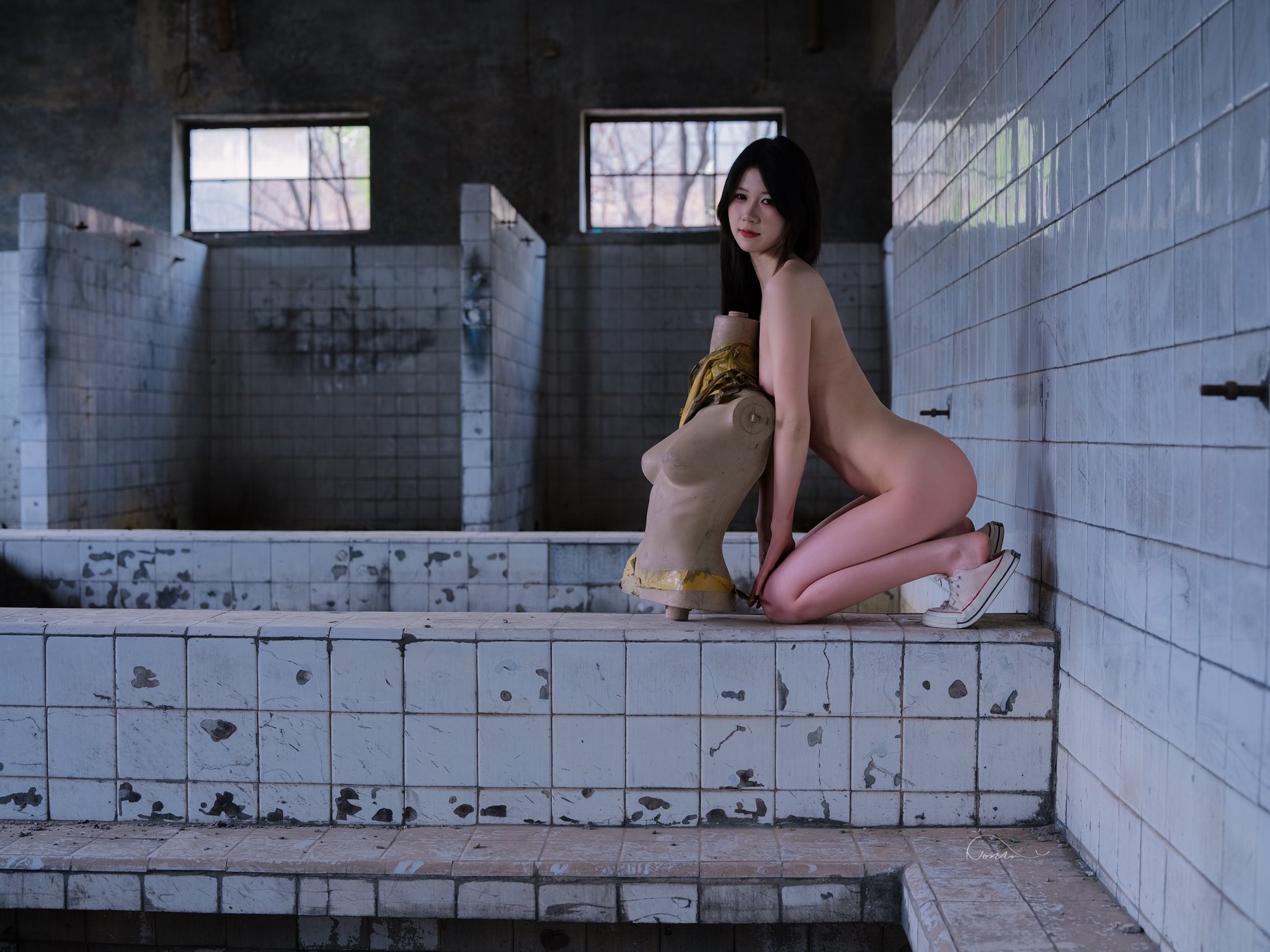 裸体的女人站在一栋大楼前面。