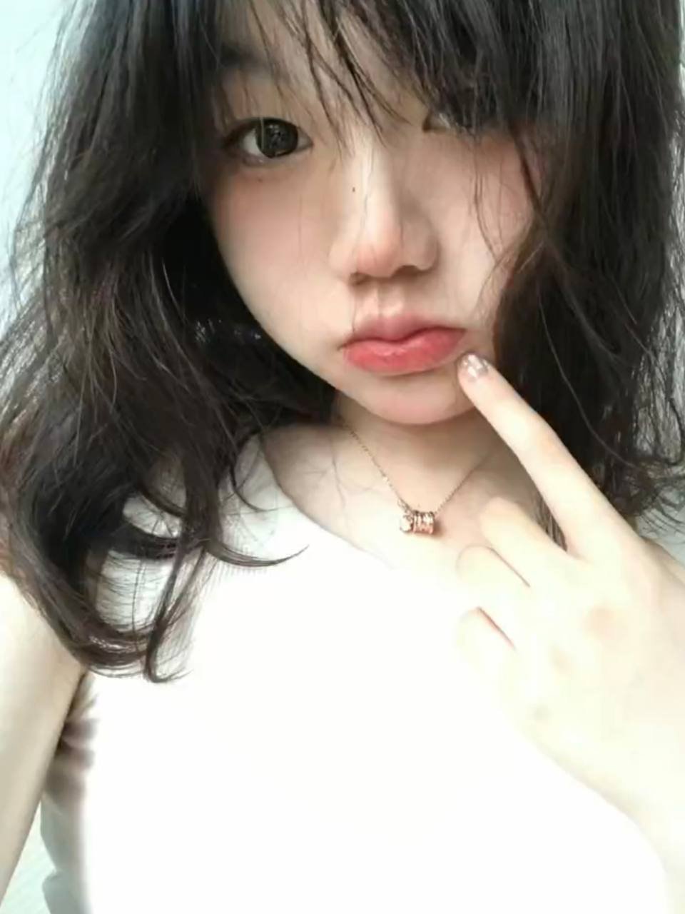 有大胸部的女人正在拍照自己。