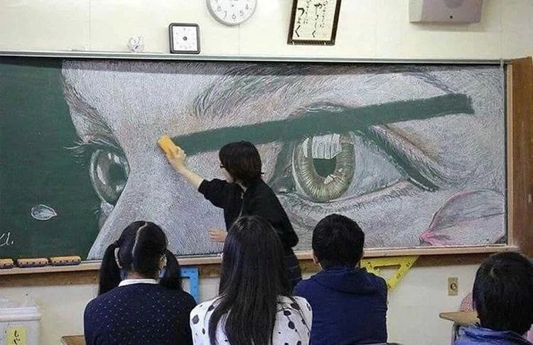 女人在板上画一幅眼睛的图像。