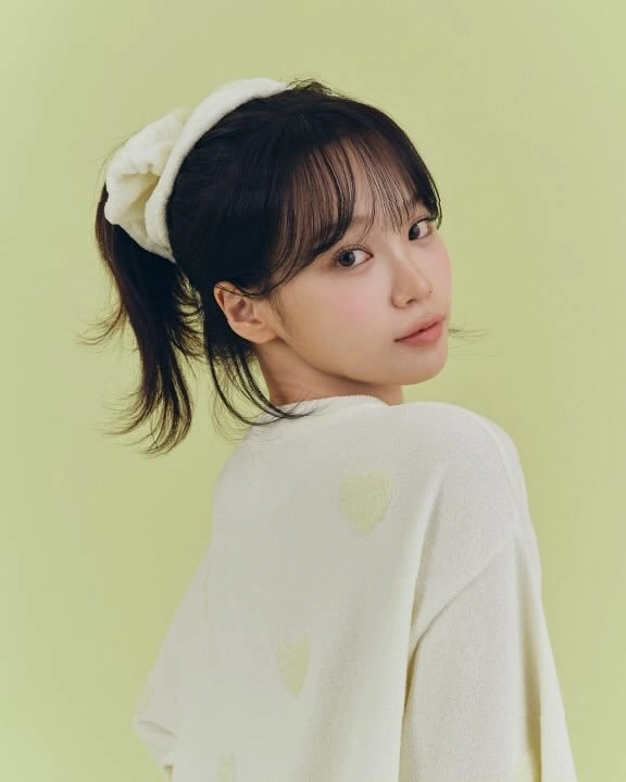 女人穿着一件白色衬衫,上面有心脏。