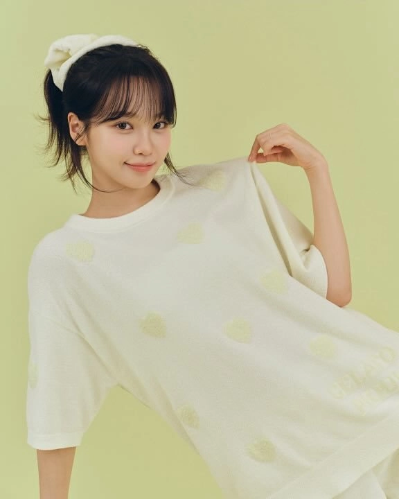 穿着黄色波尔卡点的白色衬衫的女人。