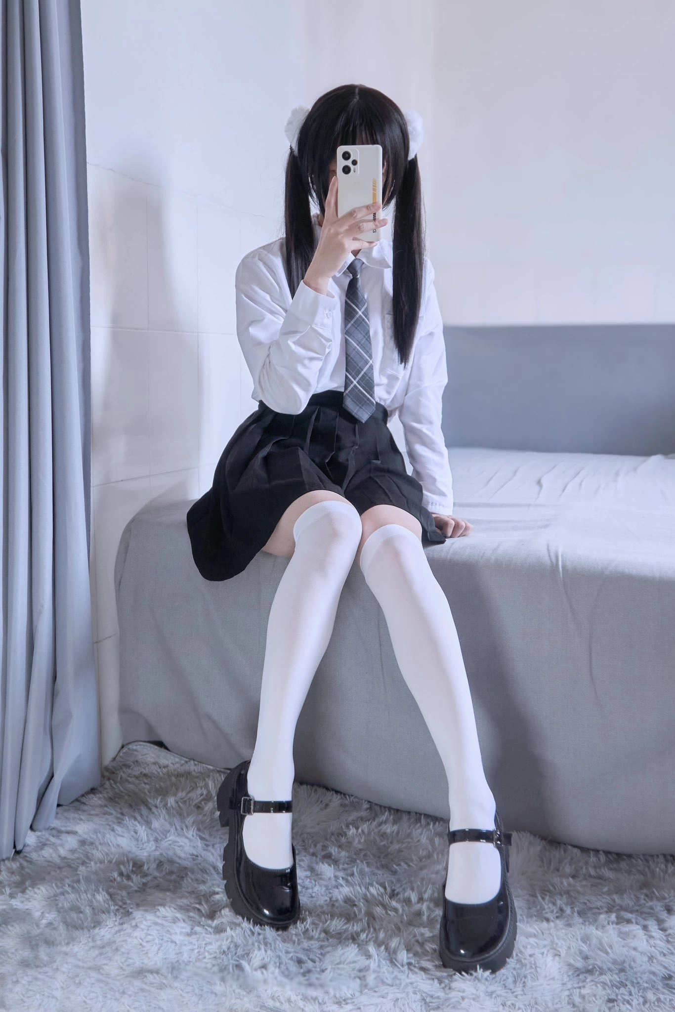 穿着黑色裙子和白色衬衫的女人正在拍照。