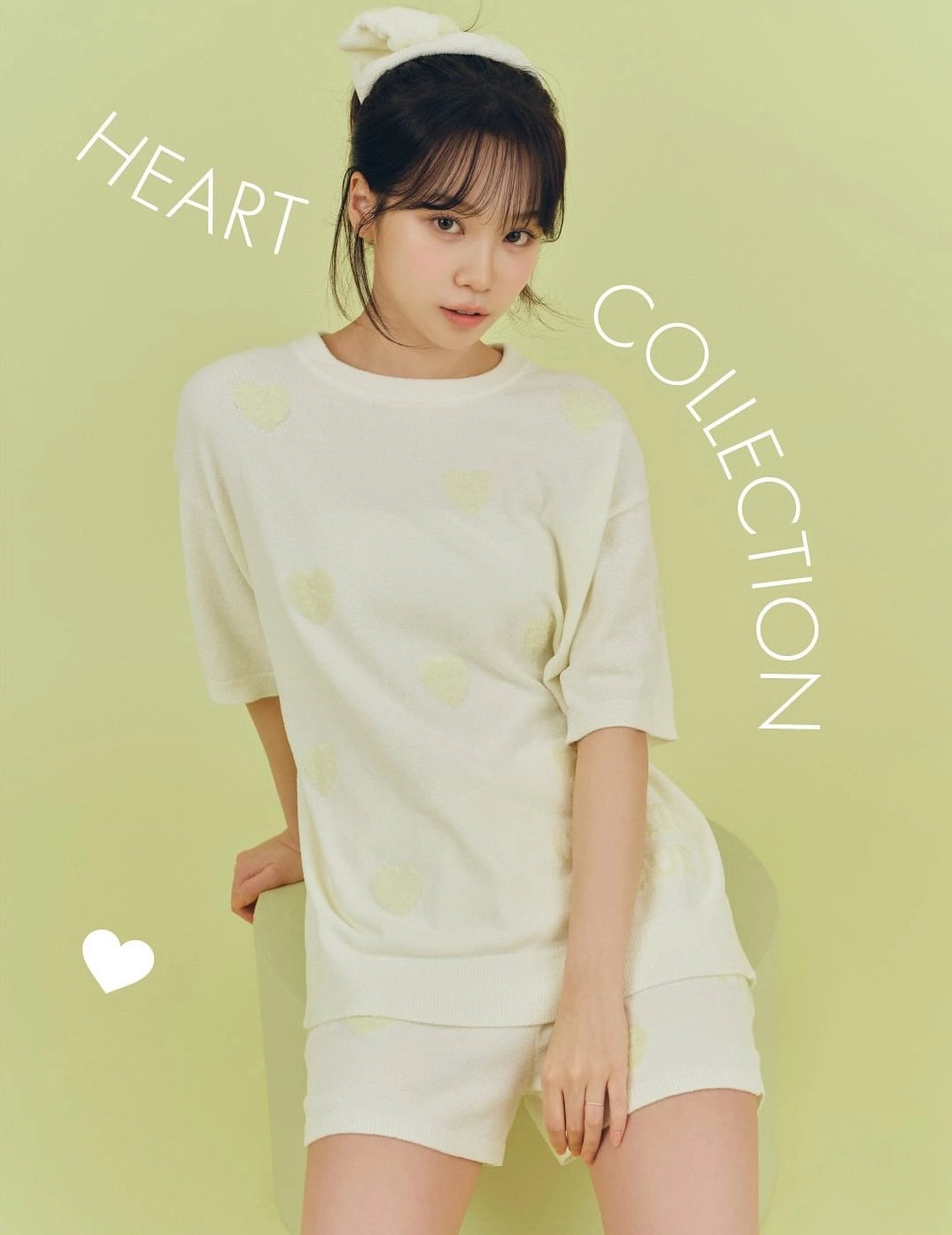 女人穿着一件白色的衬衫,上面有心脏。