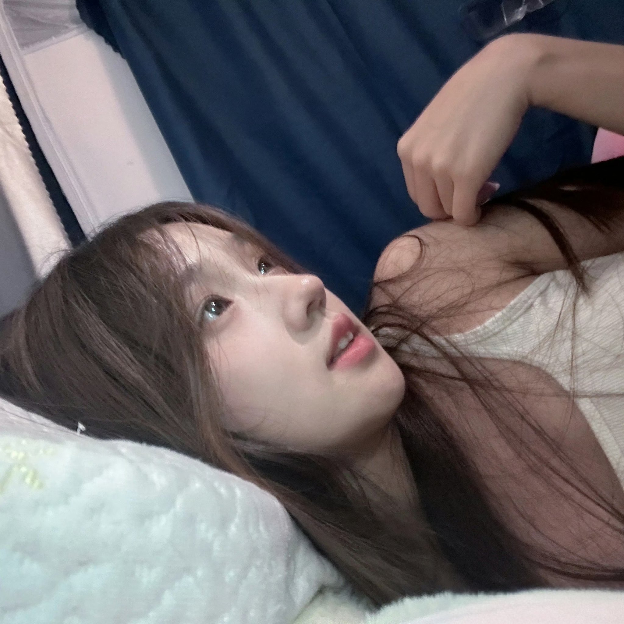 长头发的女孩躺在床上。