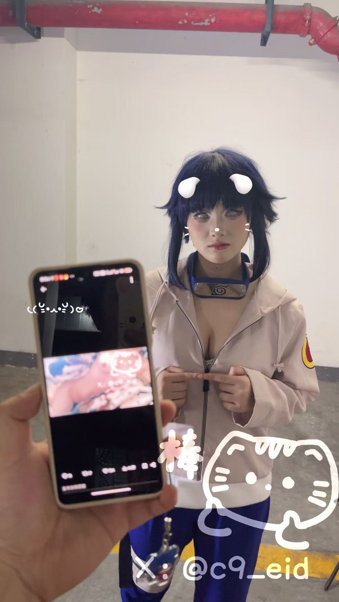 头上有一只白弓的女孩拿着手机。