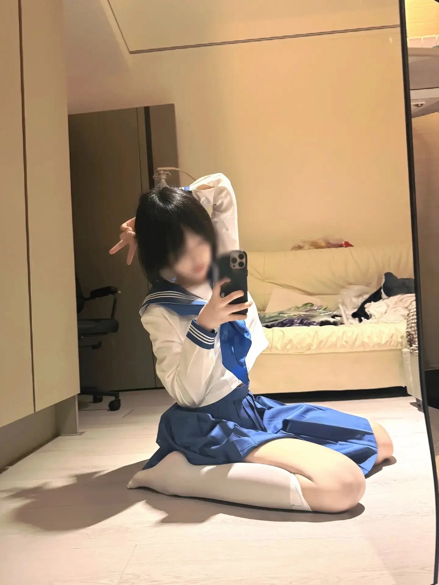 女人在一个房间里拍自拍。