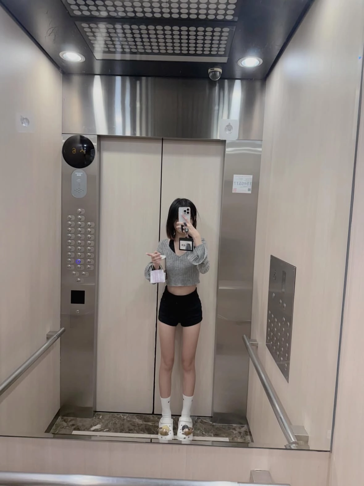 女人在电梯里拍个自拍。