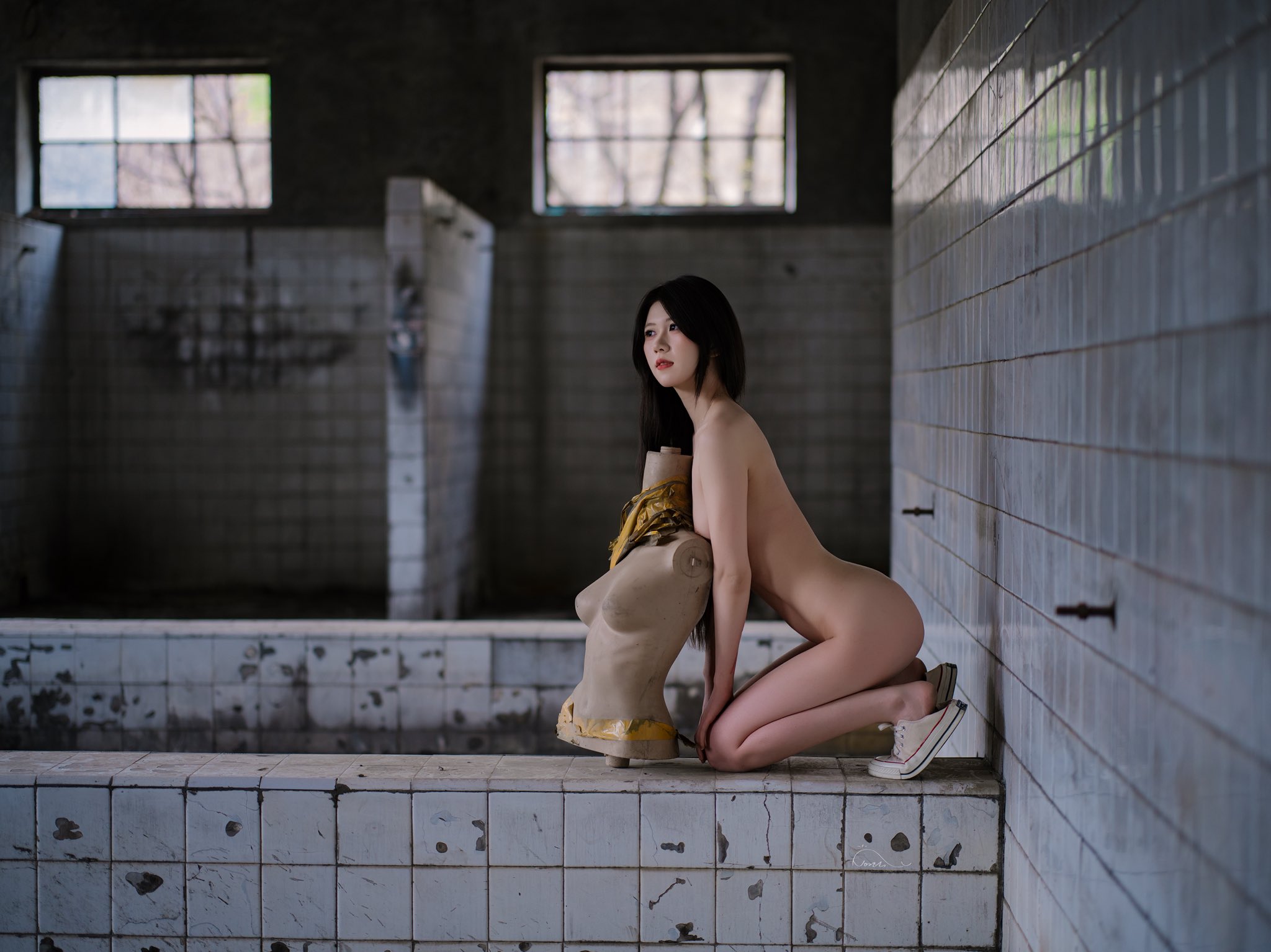 裸体的女人站在一栋大楼前面。