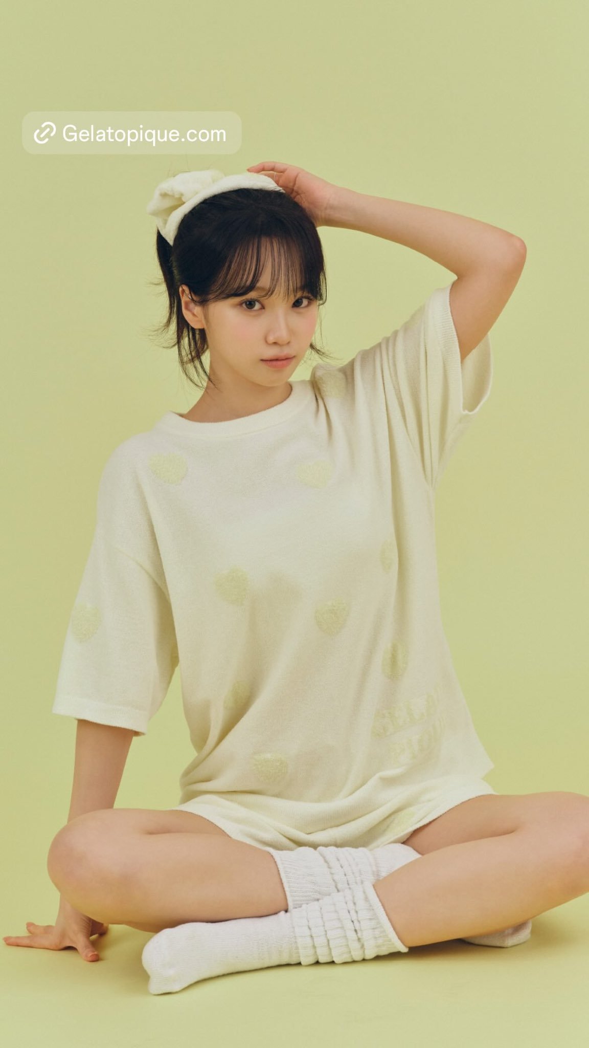 女人穿着一件白色的衬衫,上面有心脏。