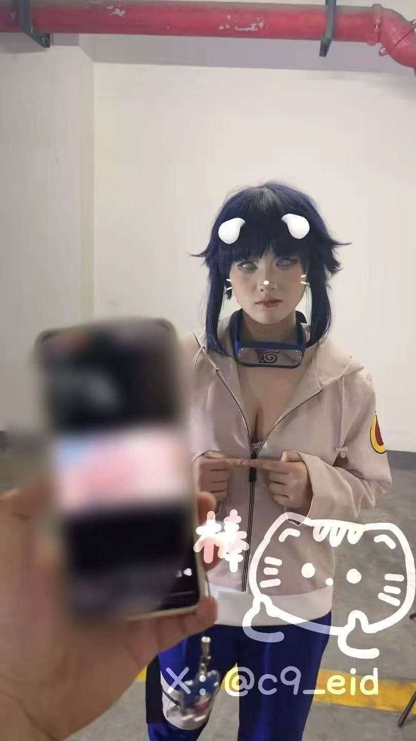 头上有一只白弓的女孩拿着手机。