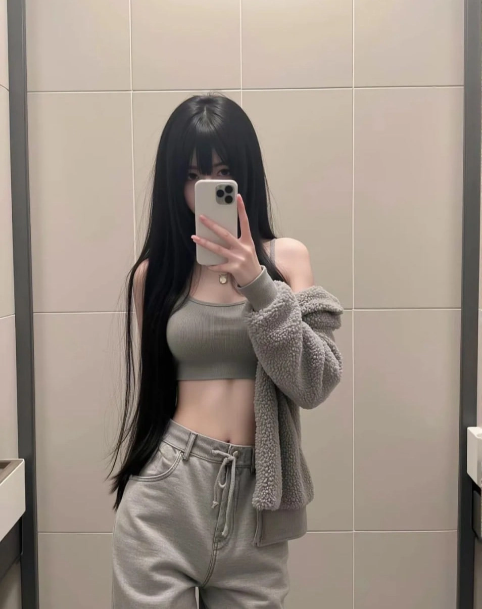 女人在浴室里拍个自拍。