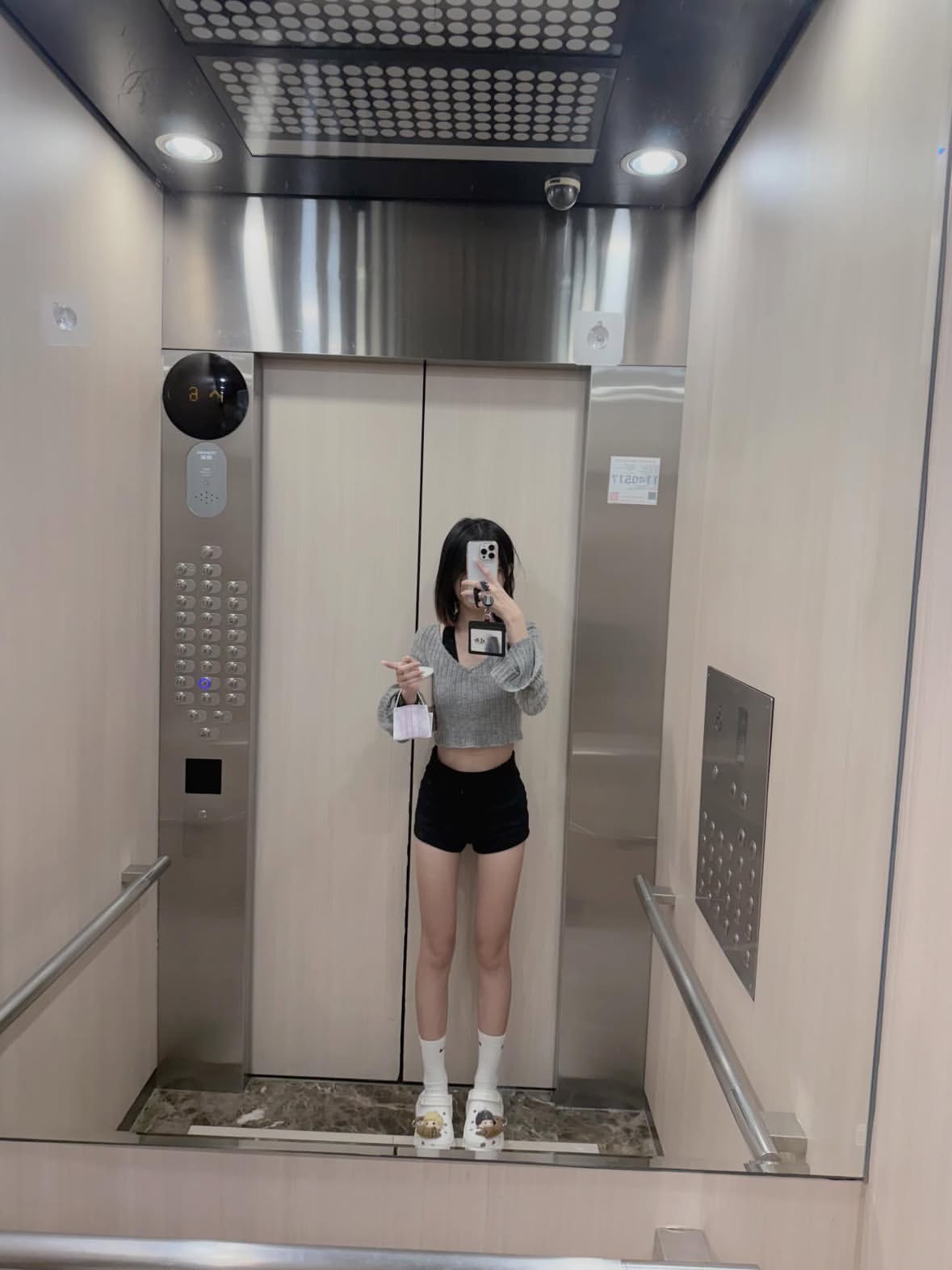 女人在电梯里拍个自拍。