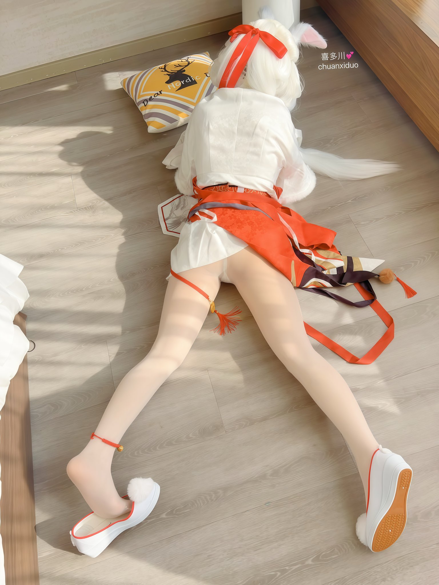 女人躺在地板上,她的腿伸出来。