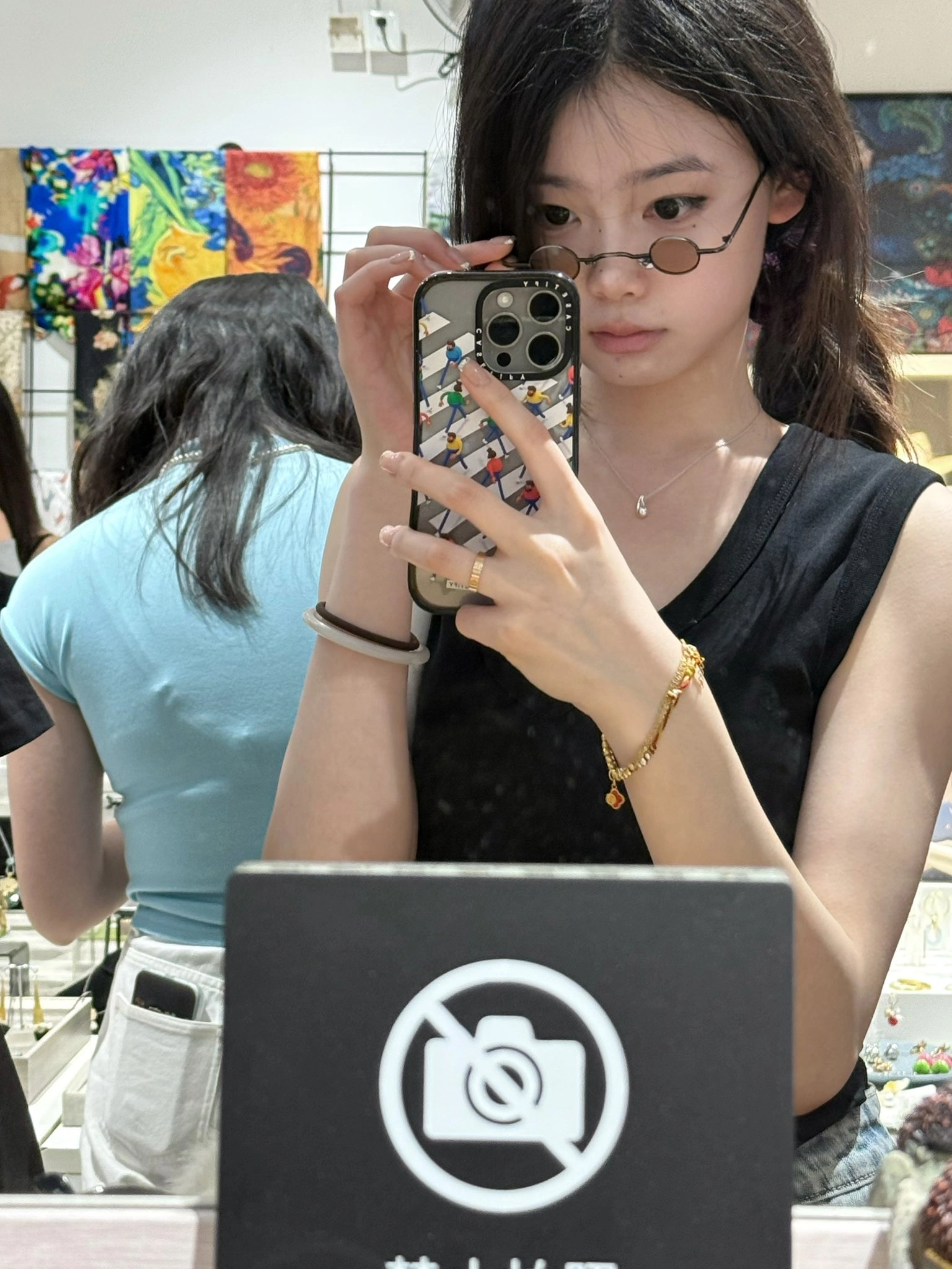 女人用手机拍自拍。