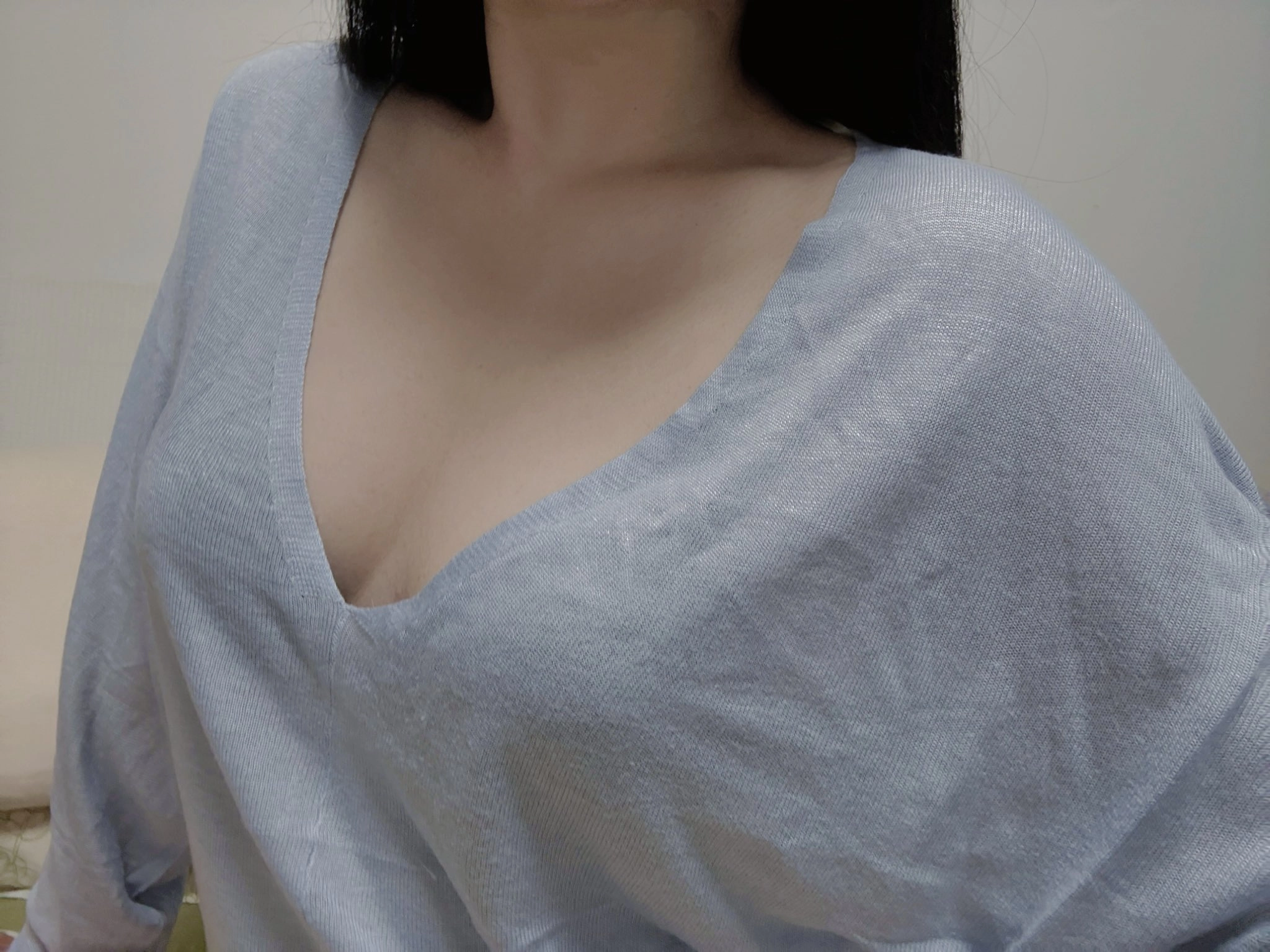 带着白色衬衫和裸体的胸部的女人。