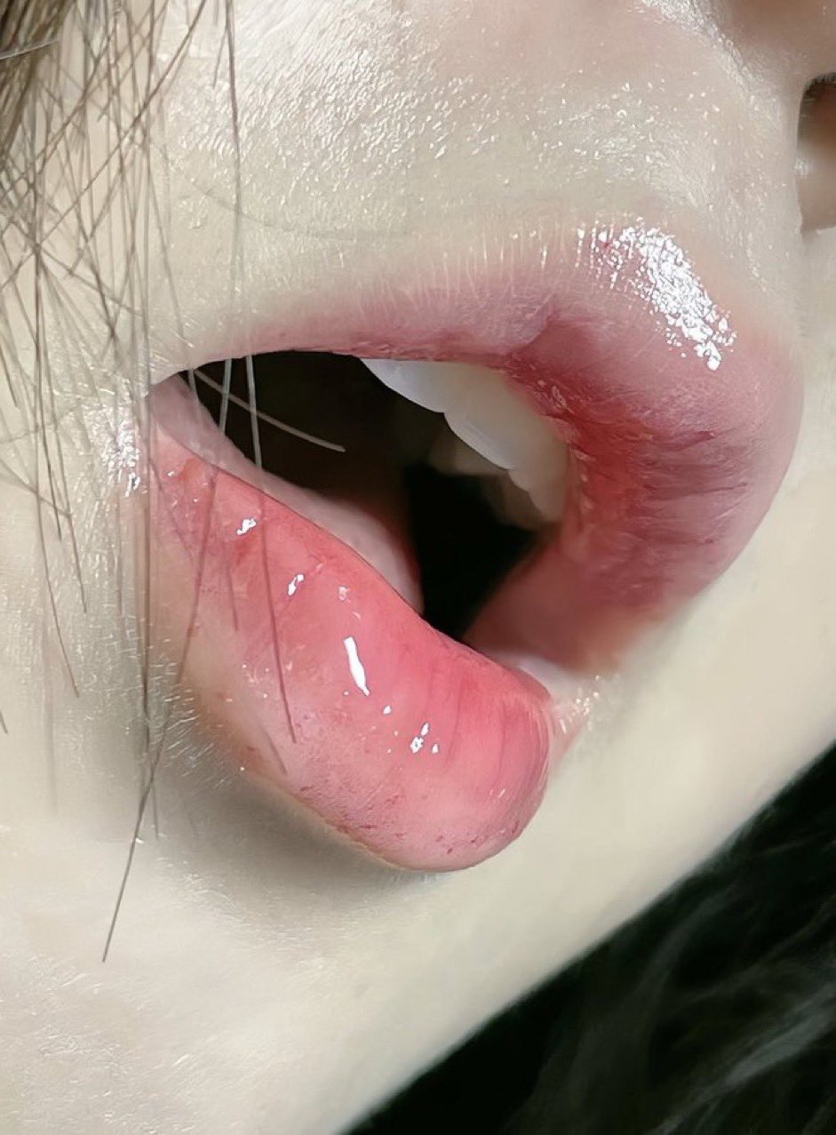 接近粉红色的嘴唇。