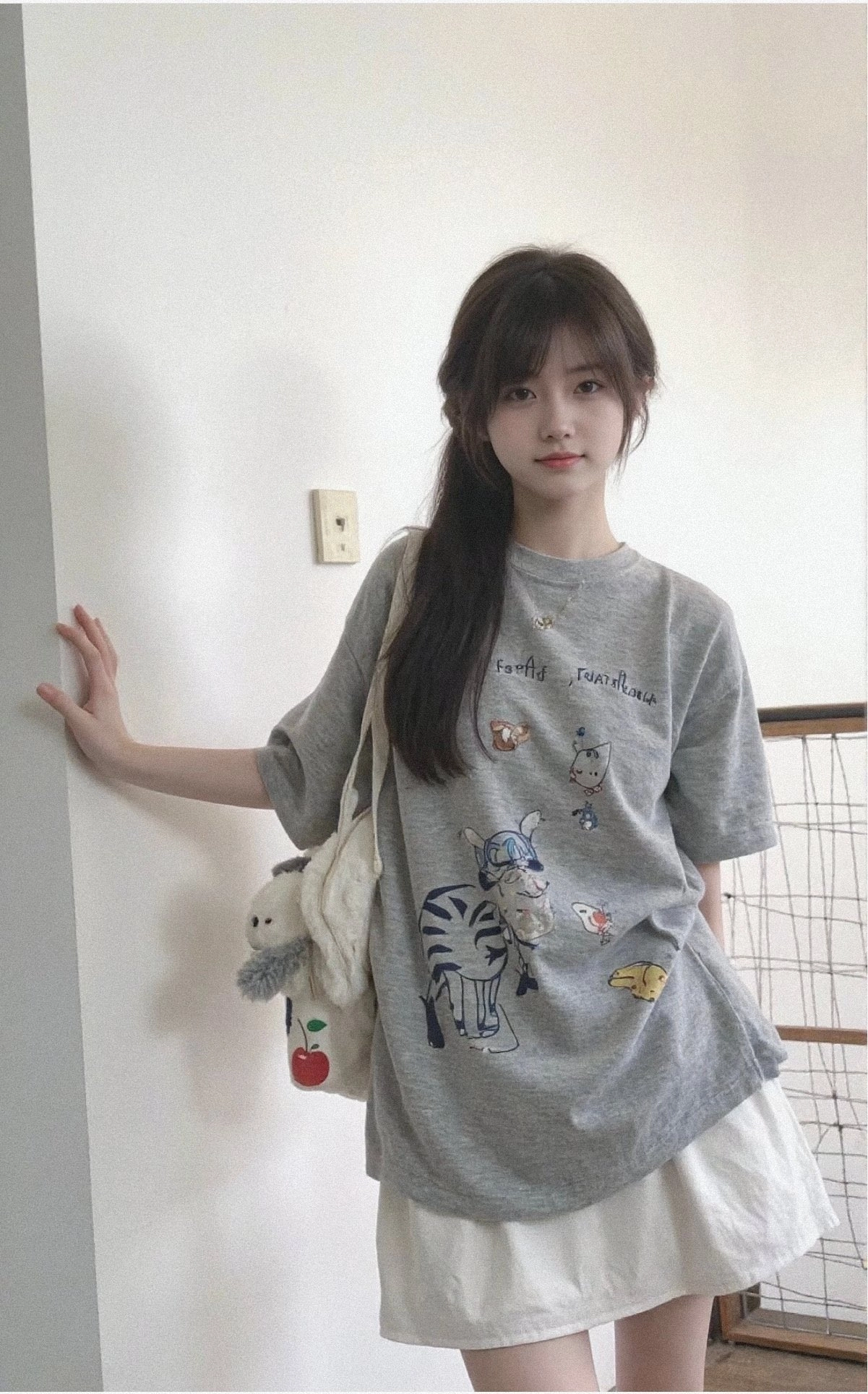 穿着灰色衬衫的女孩,上面有一只斑马。