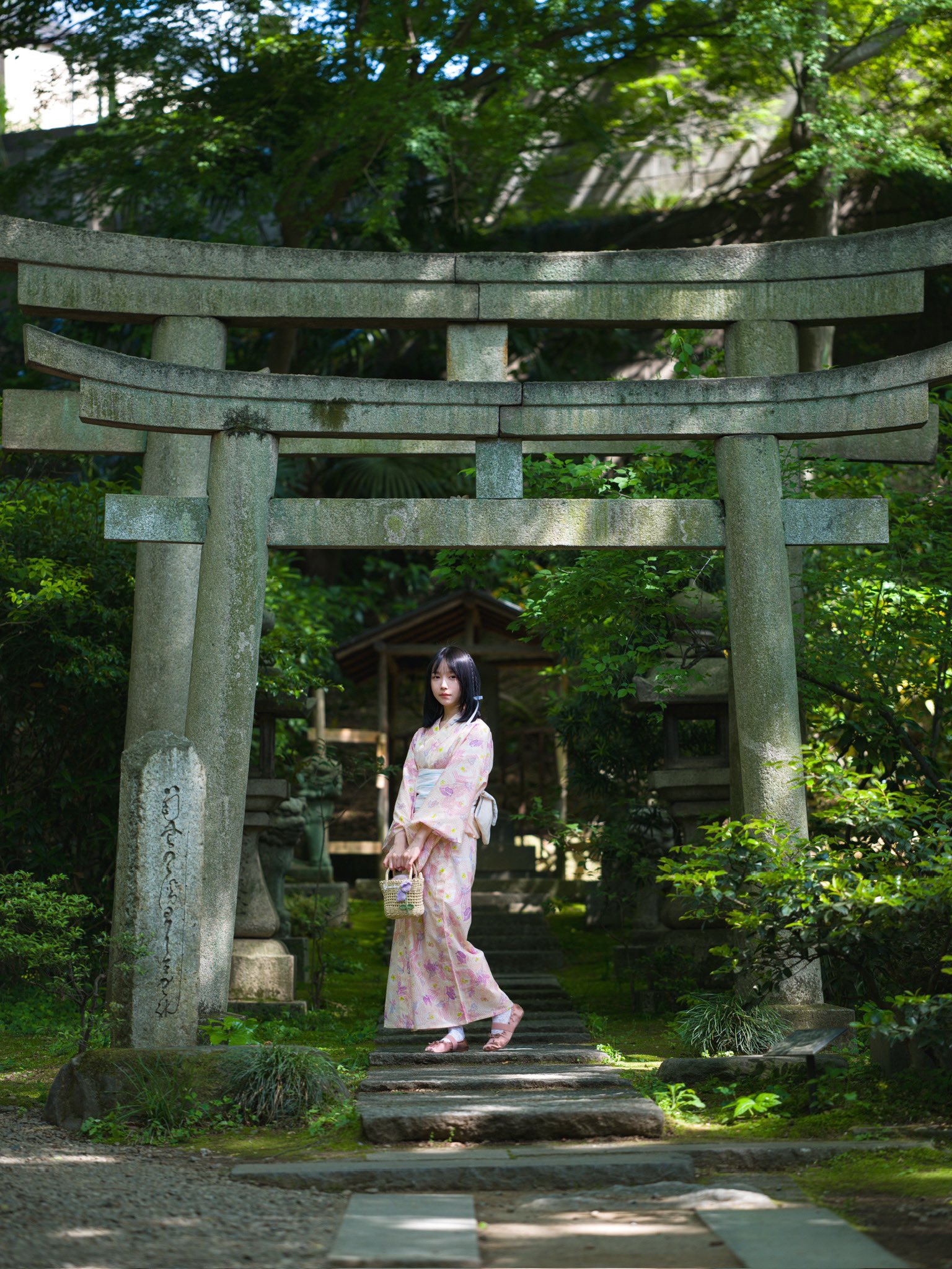 身穿吉莫诺的女人穿过一个花园。