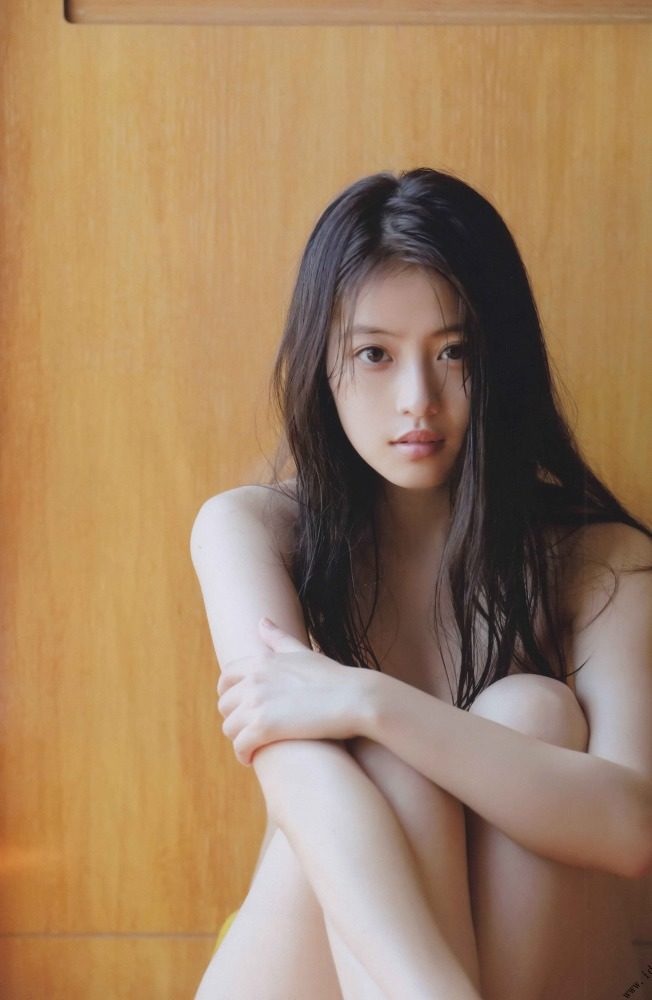 长头发的女人和一只马尾巴。