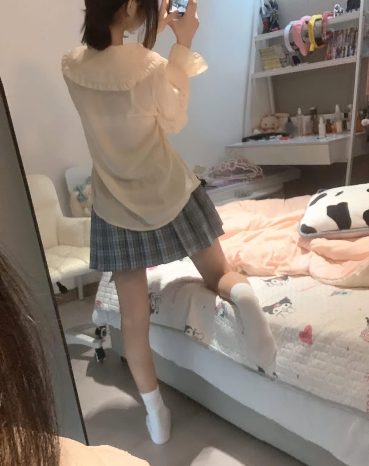 女人在一个房间里拍自拍。