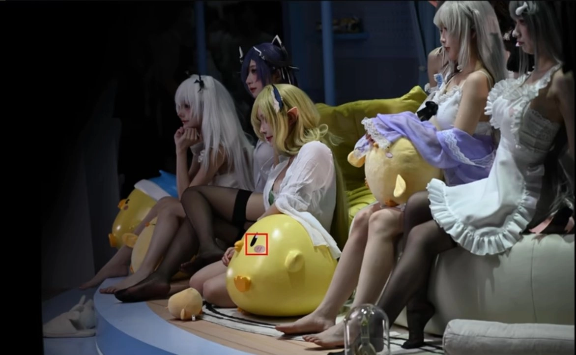 一群女孩坐在一张沙发上,带着充满了动物。