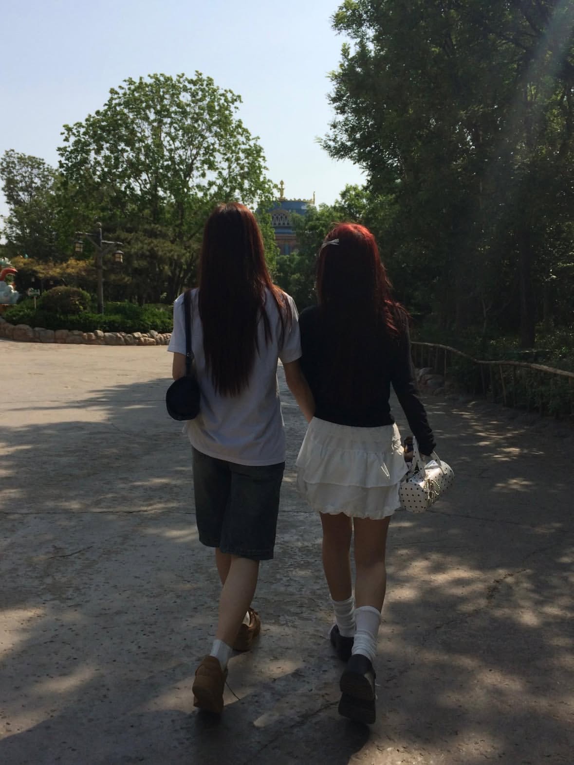 两个女孩坐在地上,把袜子放在另一边。