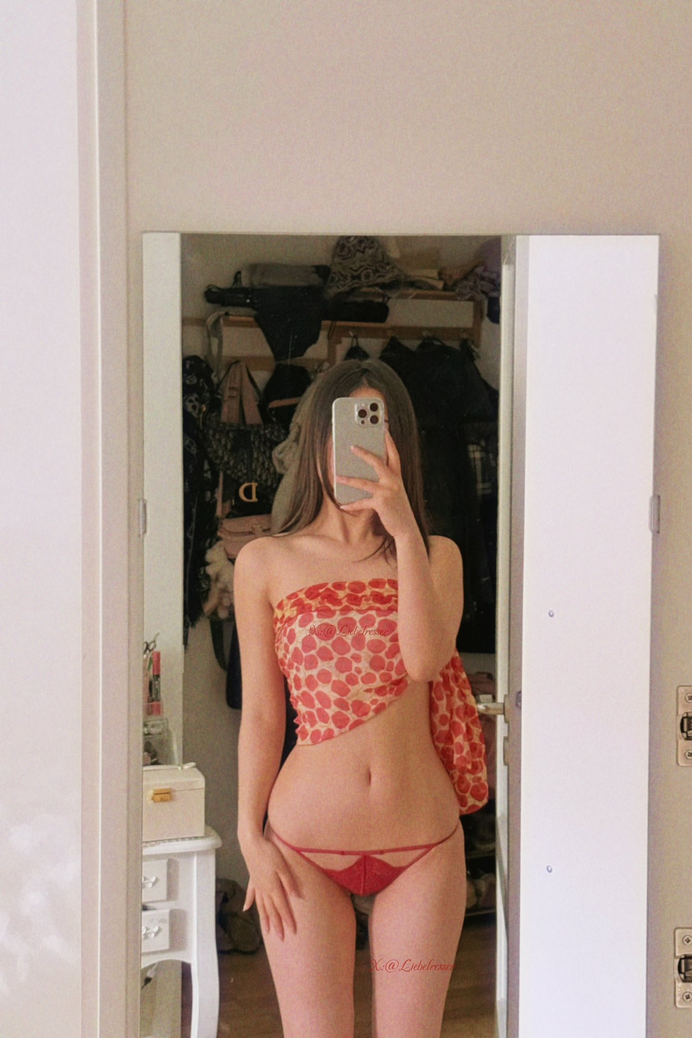 女人在浴室里拍个自拍。