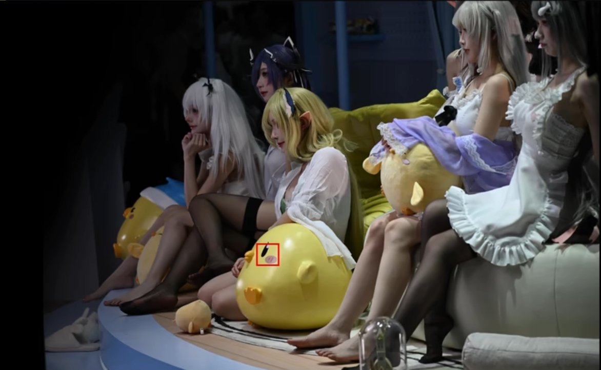 一群女孩坐在一张沙发上,带着充满了动物。