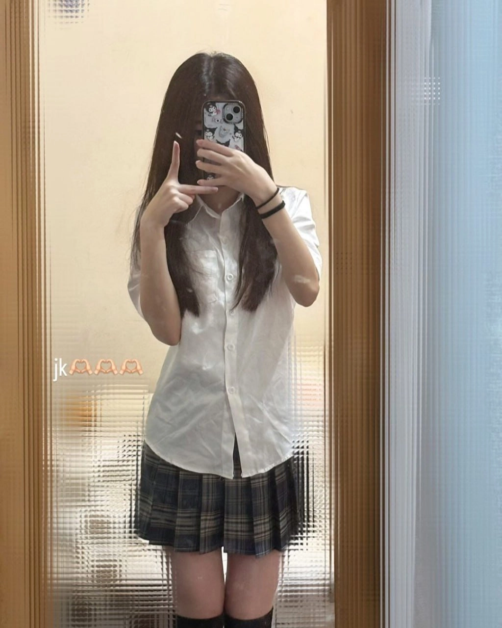 女孩在镜子前拍自拍。