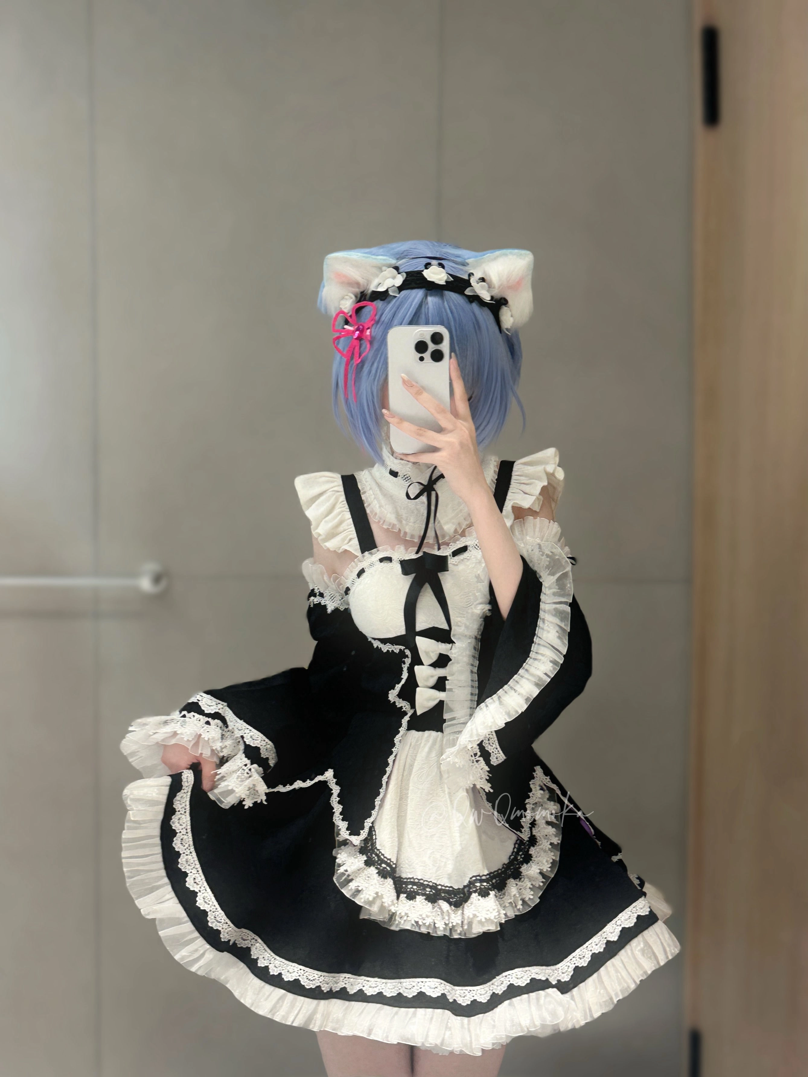 穿着女仆服的女人拍了一张自拍。