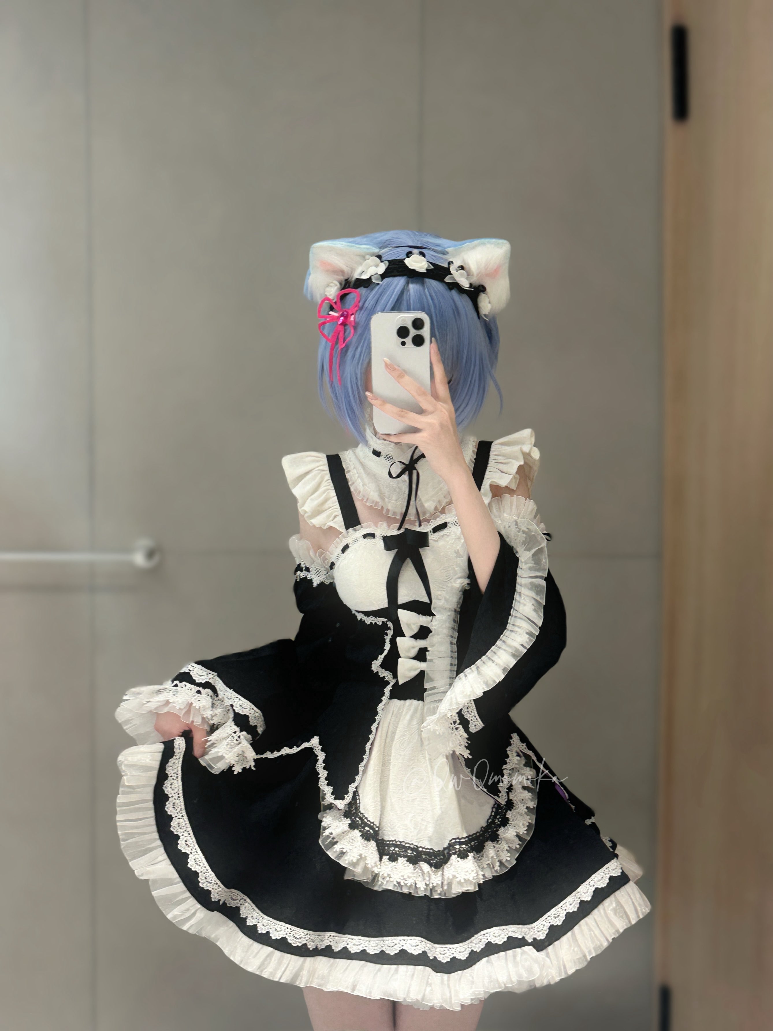 穿着女仆服的女人拍了一张自拍。