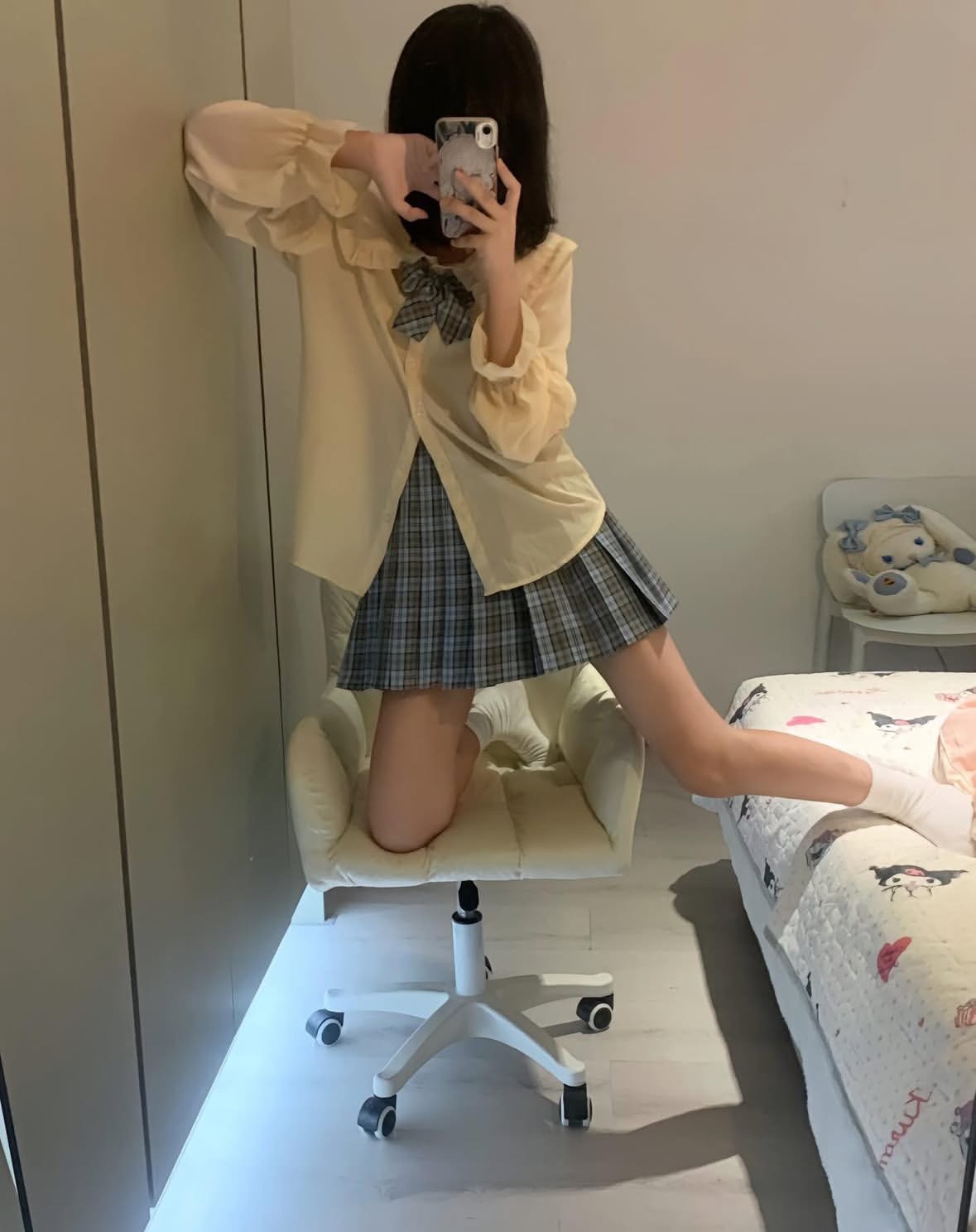 女人在一个房间里拍自拍。