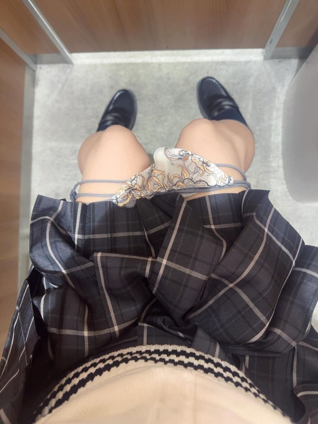 女人穿着一件白色的裙子和黑靴子。