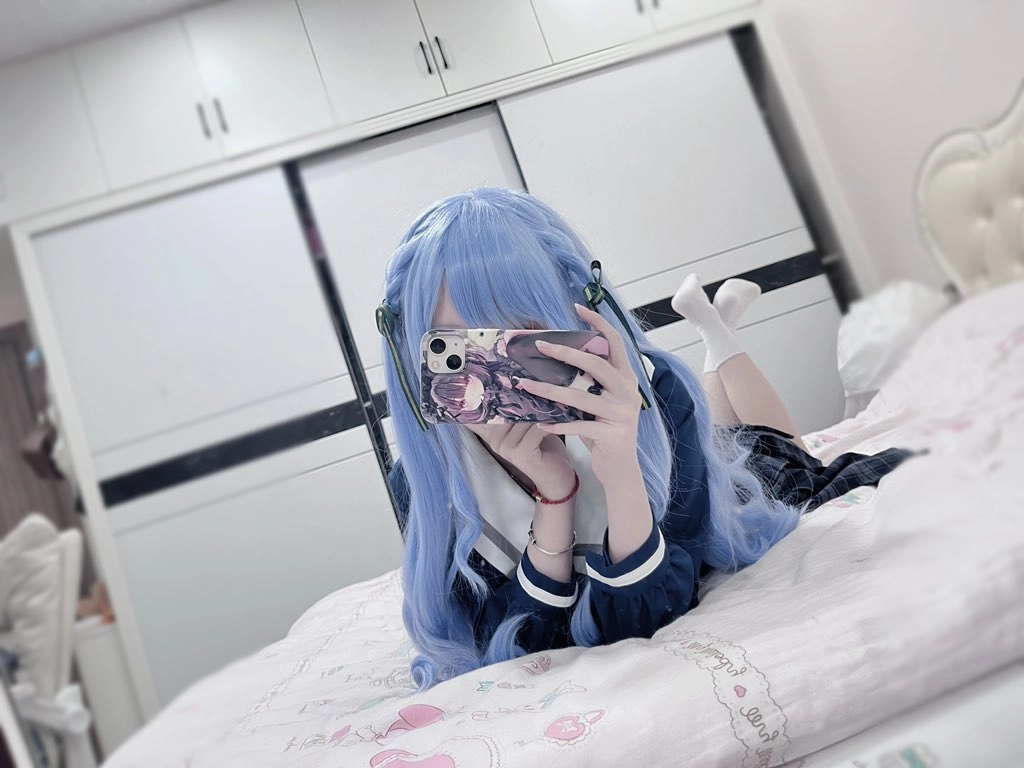 蓝头发的女孩,手里有一台摄像头。