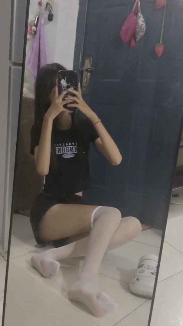 女人在镜子里拍自拍。