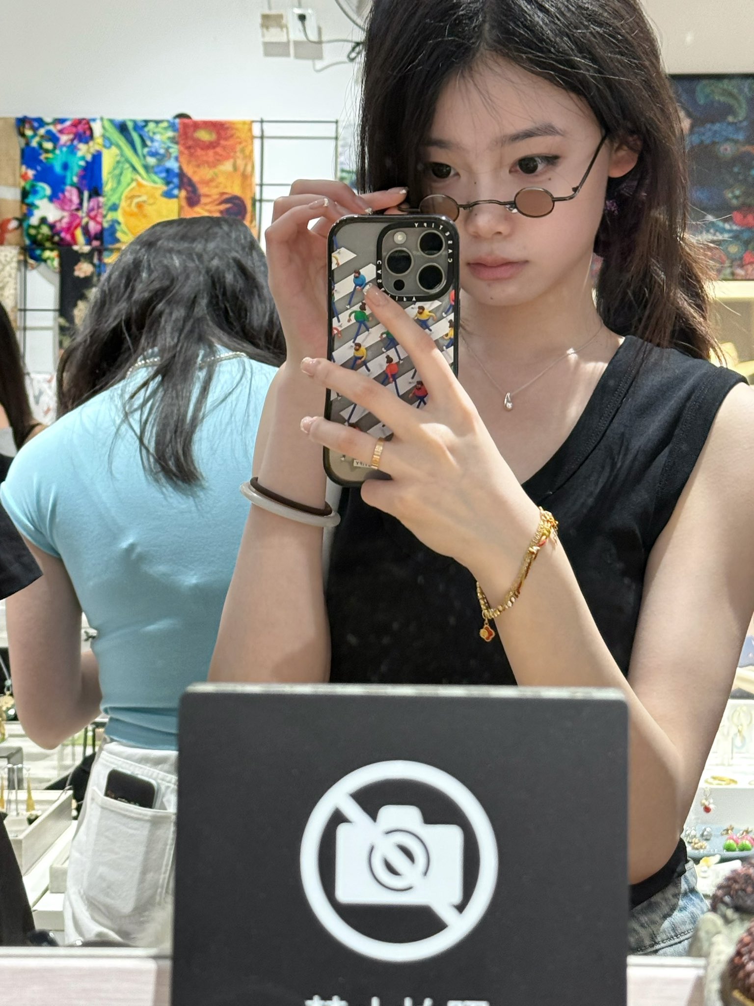 女人用手机拍自拍。