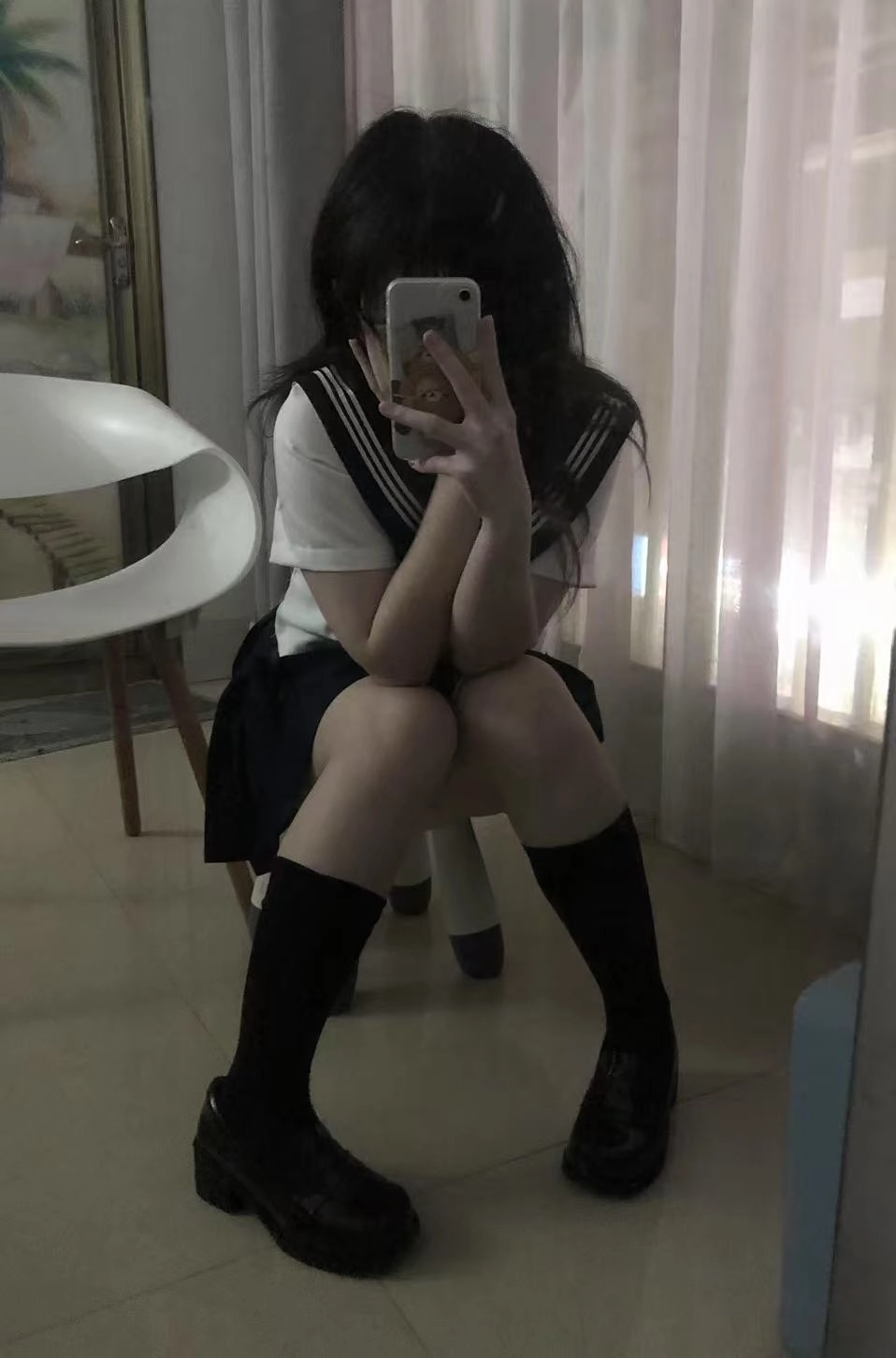 女人手里拿着手机。