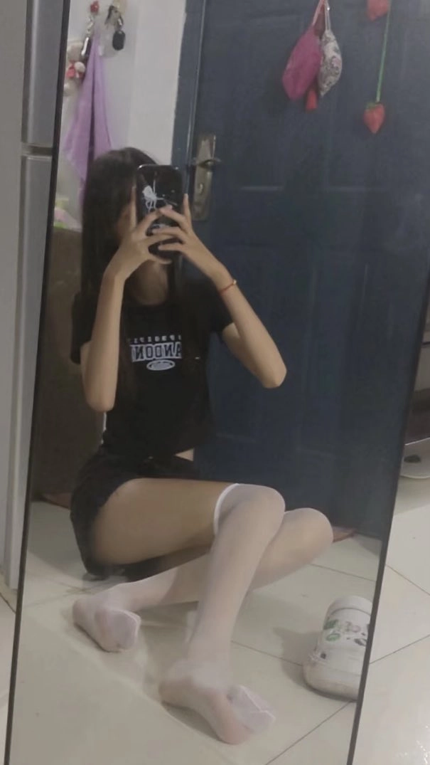 女人在镜子里拍自拍。