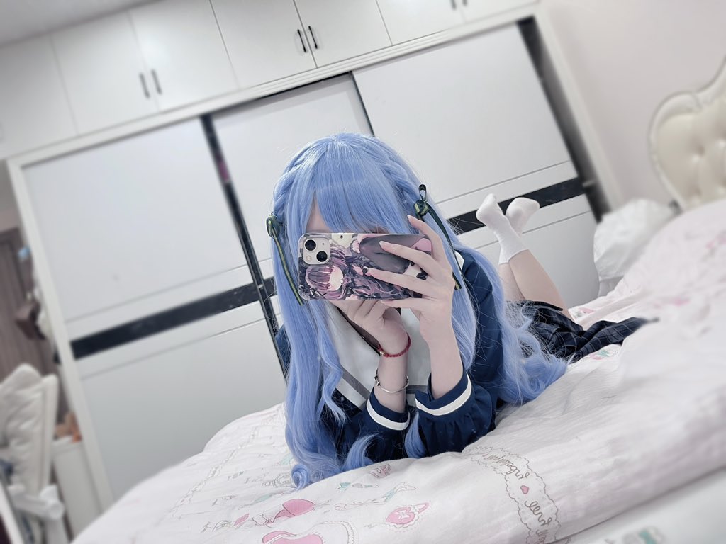 蓝头发的女孩,手里有一台摄像头。