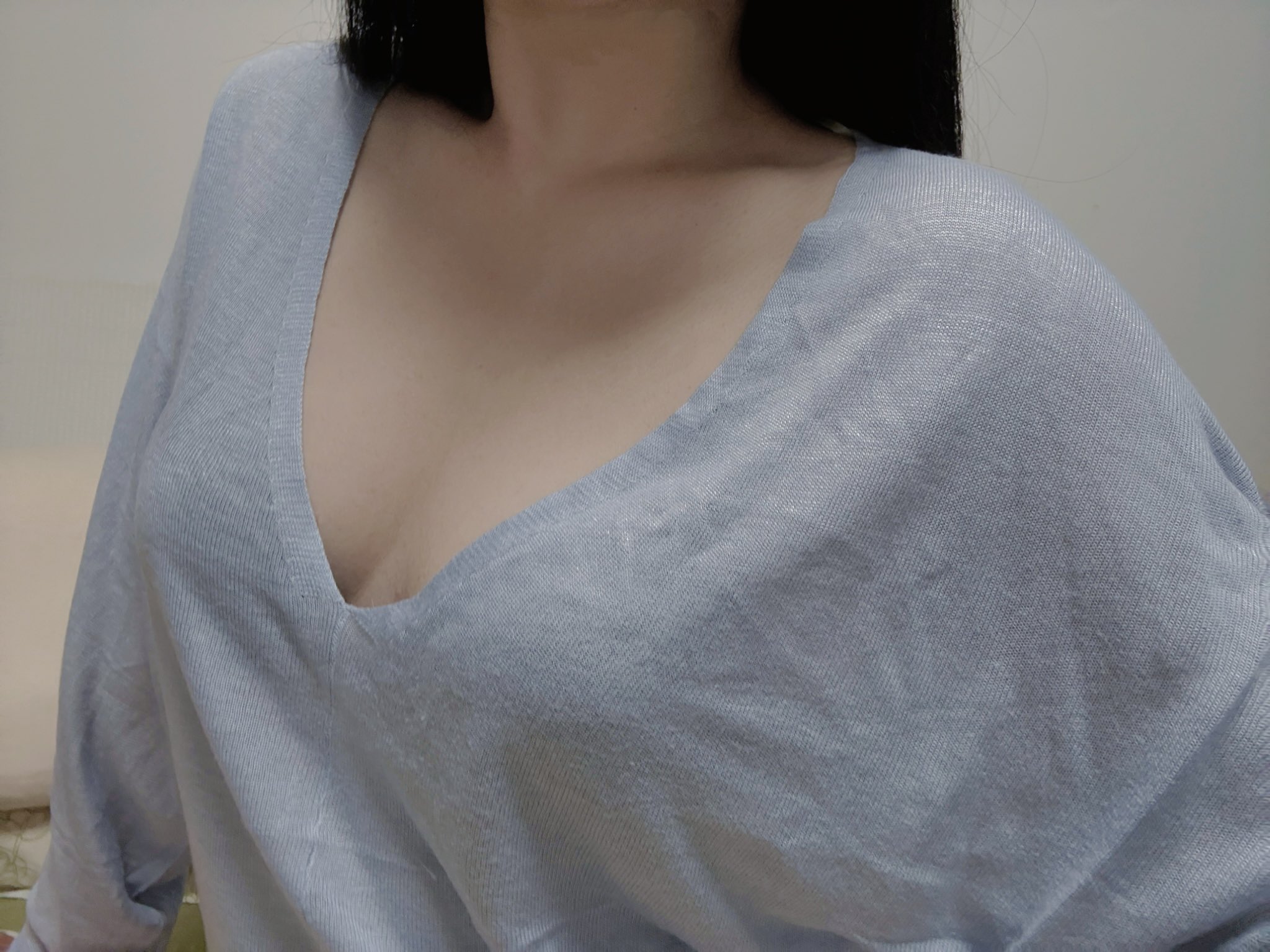 带着白色衬衫和裸体的胸部的女人。